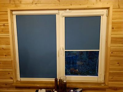 Рулонные шторы Uni 2 с направляющими и тканью black-out в загородном доме